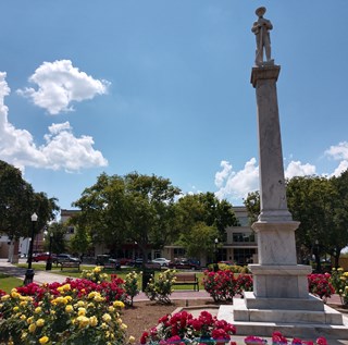 Photo of Munn Park Confederate Monument on a sunny day