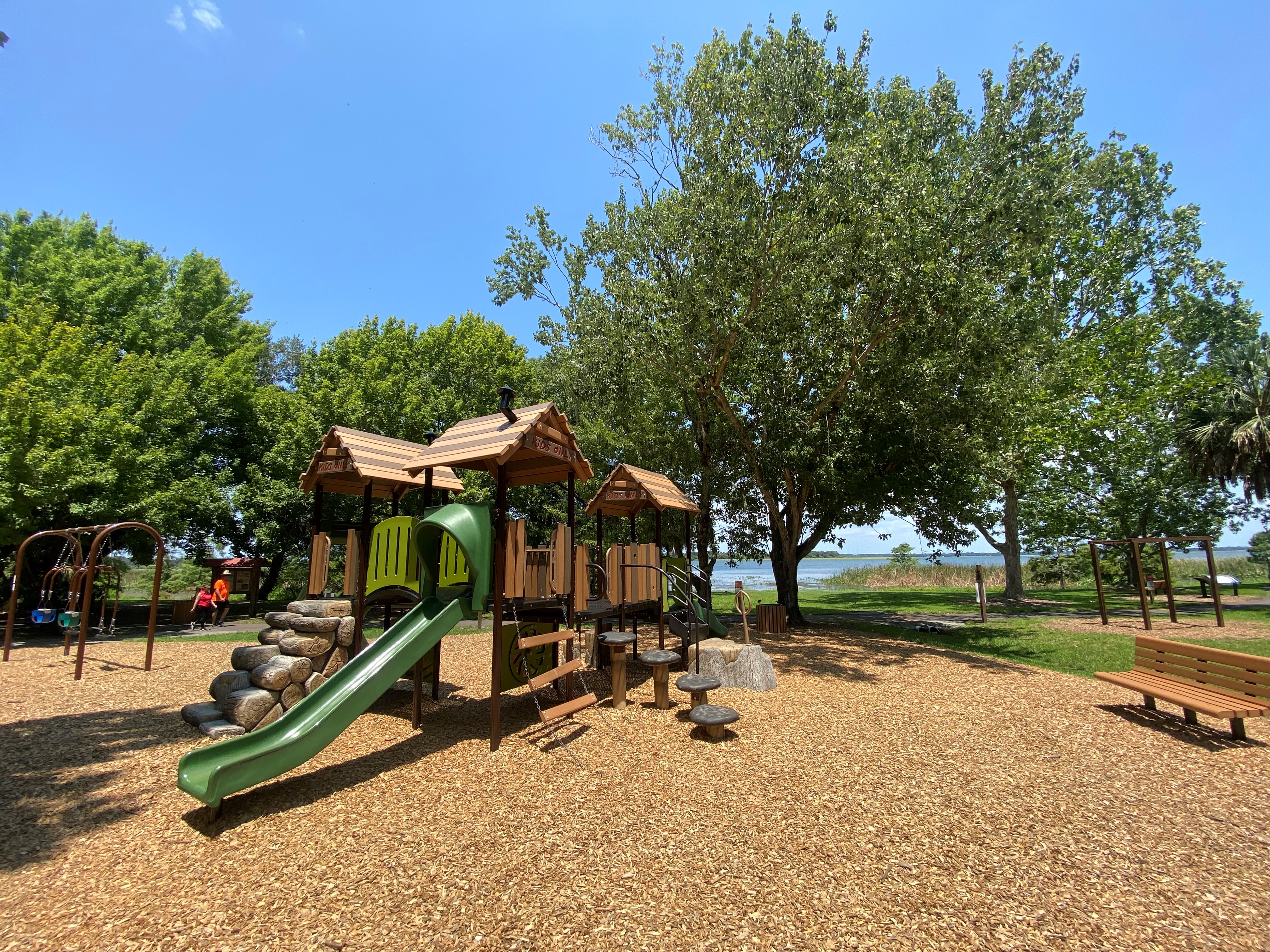 A small part of Lake Parker Park located in the Granada neighborhood.