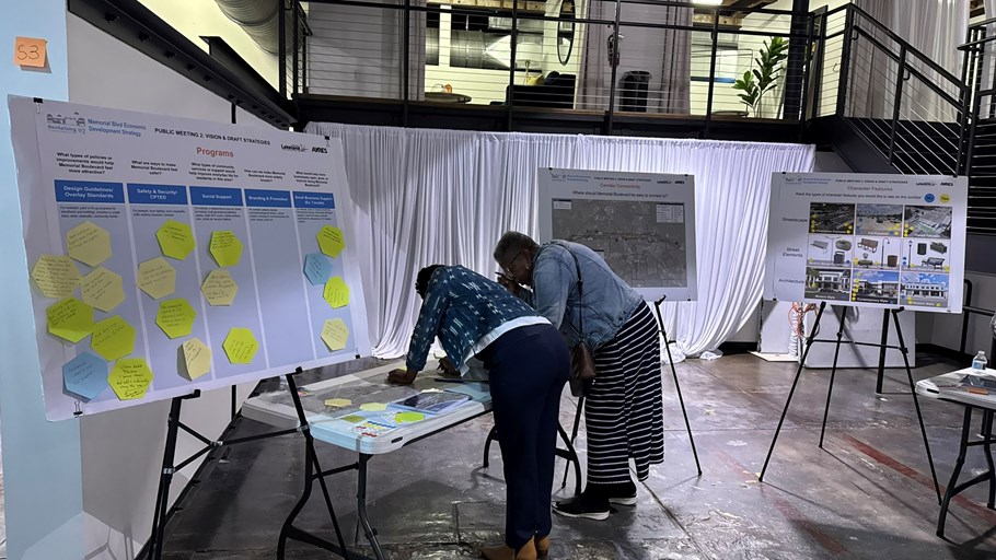 Two people collaborate and give feedback at a station at the Memorial Blvd Public Meeting #2